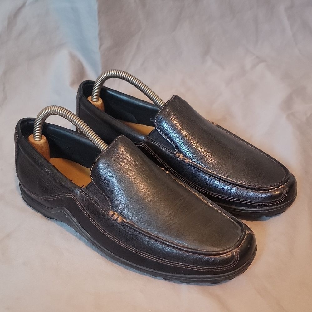 Black Leather Slip-On Loafers with Moccasin Stitching